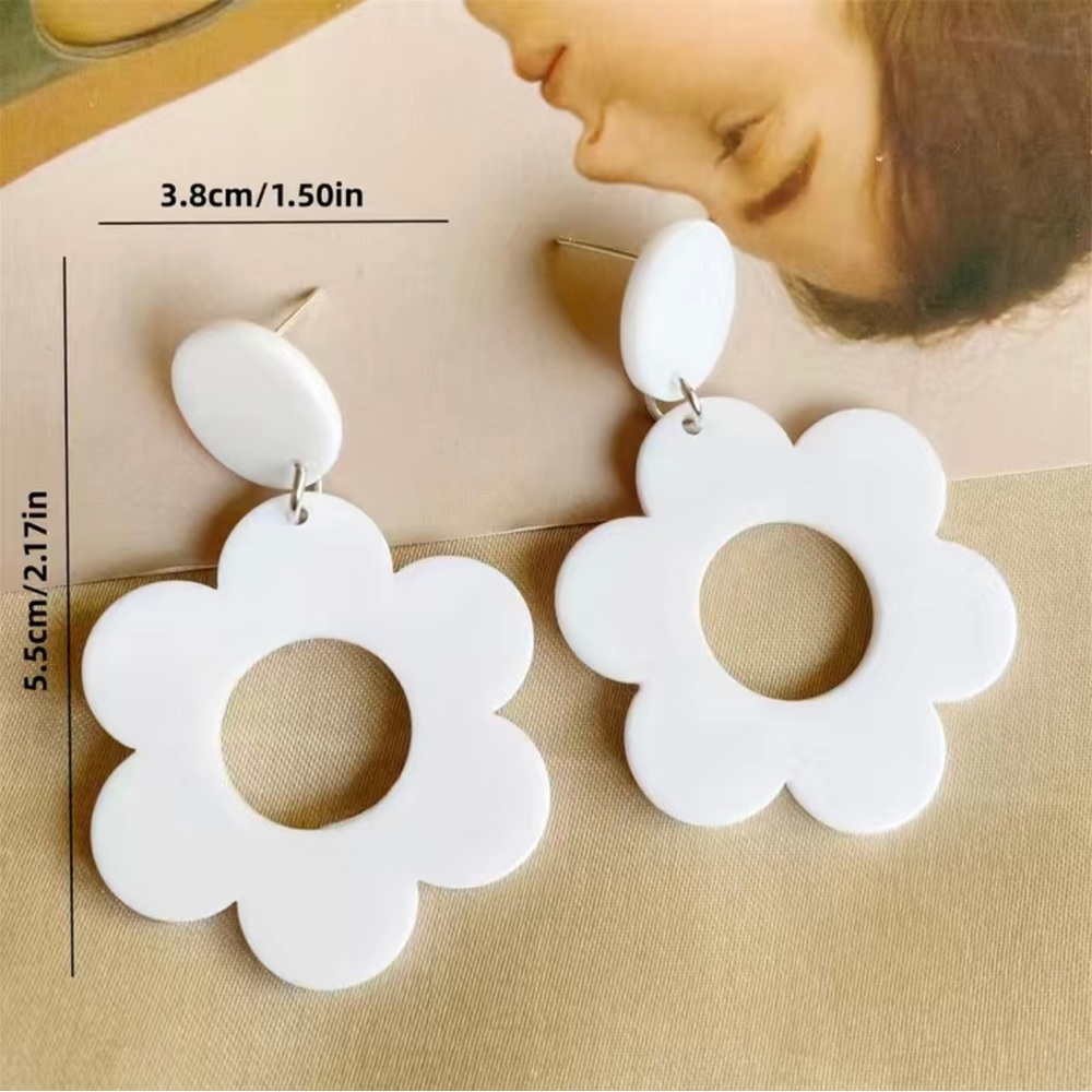 Women vacation style earrings